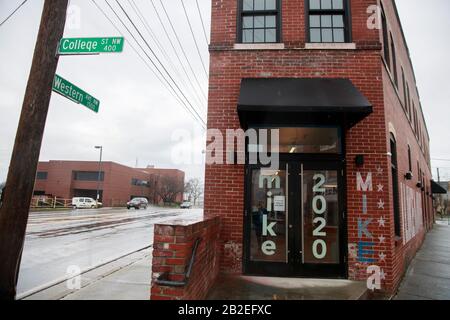 Kampagnenschilder und -Nachrichten werden in den Fenstern in Mike Bloombergs Kampagnenbüro in Knoxville.Tennessee Pressevertreter Holly McFaul sagte, dass die Seite zuvor der Ort von Vandalismus gewesen sei und dass die Kampagne sich um die Sicherheit ihrer Arbeiter und Freiwilligen Sorge. McFaul verweigerte aufgrund von Sicherheitsbedenken den Zugriff auf Fotos im Außendienst. Stockfoto