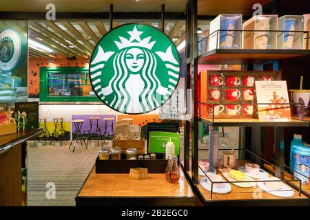 Hongkong, CHINA - CIRCA JANUAR 2019: Starbucks Coffee Sign auf einem Coffeeshop in Hongkong. Stockfoto