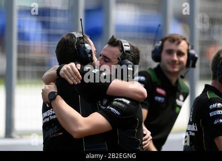 Das Kawasaki Team feiert in der Boxengasse. Alex Lowes (GBR), Kawasaki ZX-10RR, WorldSBK 2020. Superpole-Rennen Am Sonntag. Phillip Island Circuit, Victori Stockfoto