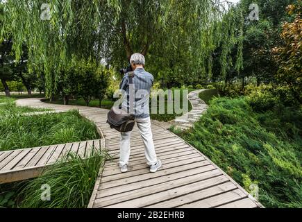 Peking, СHINA - 01. JUNI 2019: Chinesen ruhen im Stadtpark. Stockfoto
