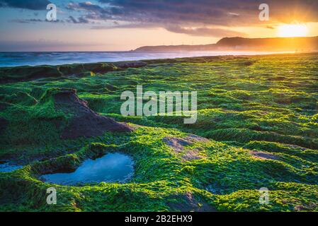 Sonnenaufgang am grünen Saumriffe, Nordküste, taiwan Stockfoto