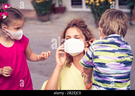 Familie trägt Gesichtsmaske, um Virusinfektionen zu vermeiden. Schutz vor Coronavirus Stockfoto