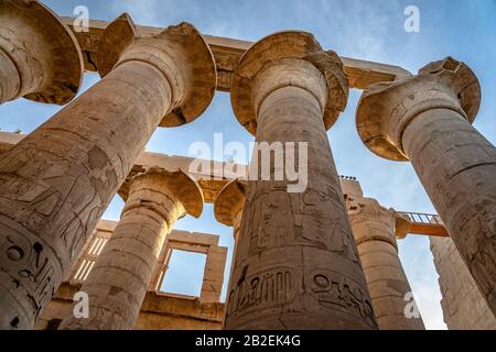 Aufrechter Blick auf die alten Säulen im Karnak-Tempelkomplex, Luxor, Ägypten Stockfoto