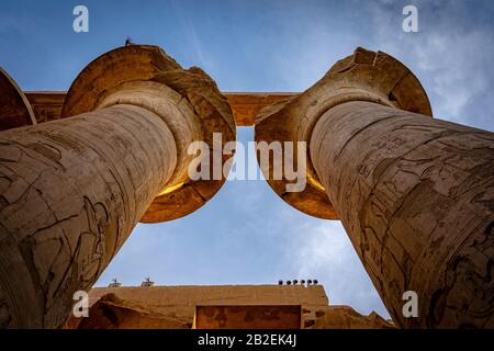 Aufrechter Blick auf die alten Säulen im Karnak-Tempelkomplex, Luxor, Ägypten Stockfoto