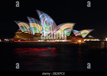 Sydney, AUSTRALIEN - 28. MAI: Sydney Opera House wird während Des Vivid Sydney gezeigt: Ein Festival des Lichts, der Musik und Der Ideen am 28. Mai 2011 in Sydney, Australien. Stockfoto