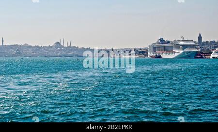 Istanbul, Türkei; April 2013 - MSC-Kreuzfahrtschiff Divina dockte im Bosporus in Istanbul, Türkei. Stockfoto