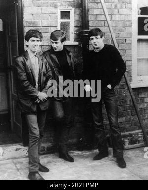 Circa 1960 - Liverpool, England, Großbritannien - Die britische Rockband The Beatles von links, GEORGE HARRISON, JOHN LENNON und PAUL MCCARTNEY außerhalb von Pauls Liverpool-Haus in der 20 Forthlin Rd. (Credit Image: Keystone Press Agency/Keystone USA über ZUMAPRESS.com) Stockfoto