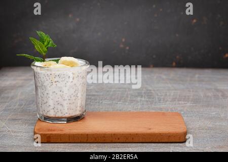 Chia Pudding, Dessert-Smoothies, Beerenobst, hausgemachter Joghurt, Joghurt Smoothie, Acai Smoothie, Saatpudding, sauberes Essen Stockfoto