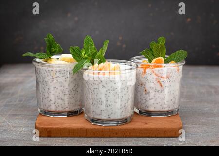 Chia Pudding, Dessert-Smoothies, Beerenobst, hausgemachter Joghurt, Joghurt Smoothie, Acai Smoothie, Saatpudding, sauberes Essen Stockfoto