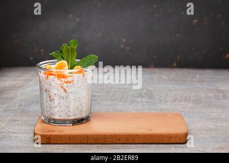 Chia Pudding, Dessert-Smoothies, Beerenobst, hausgemachter Joghurt, Joghurt Smoothie, Acai Smoothie, Saatpudding, sauberes Essen Stockfoto