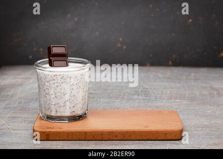 Chia Pudding, Dessert-Smoothies, Beerenobst, hausgemachter Joghurt, Joghurt Smoothie, Acai Smoothie, Saatpudding, sauberes Essen Stockfoto