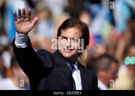 Peking, Uruguay. März 2020. Uruguays designierter Präsident Luis Lacalle Pou wappt der Menge zu, als er zu seiner Einweihungsfeier in Montevideo-Uruguay am 1. März 2020 kommt. Luis Lacalle Pou von der nationalen Partei (PN) wurde am Sonntag als präsident Uruguays für die Zeit 2020-2025 vereidigt. Credit: Nicolas Celaya/Xinhua/Alamy Live News Stockfoto