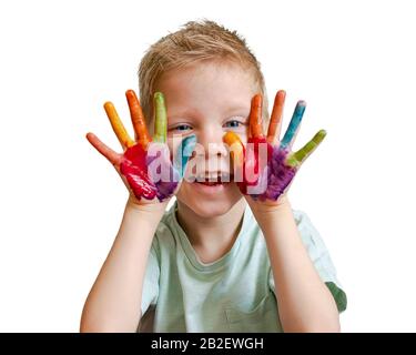 Das Kind zieht. Isolieren Sie Palmen und Hände eines Kindes in mehrfarbigem Aquarell. Aquarell, Gouache, Bürsten. Set für Zeichnen, Kreativität und Hobbys Stockfoto