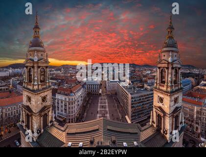 Budapest, Ungarn - Atemberaubend dramatischer Sonnenuntergang über Budapest vom Gipfel der Stephansbasilika. Die Aussicht umfasst zwei Türme der Basilika, die St.St Stockfoto