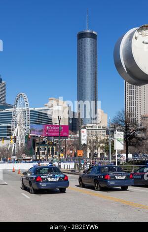 Atlanta, USA, 29. Februar 2020 Polizeiautos blockieren leere Straßen für den U.S. Olympic Team Trials Marathon. Stockfoto