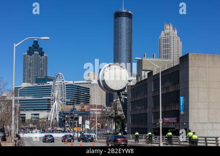 Atlanta, USA, 29. Februar 2020 Polizeiautos blockieren leere Straßen für den U.S. Olympic Team Trials Marathon. Stockfoto