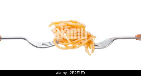 Köstliche Pasta auf der Gabel vor weißem Hintergrund Stockfoto