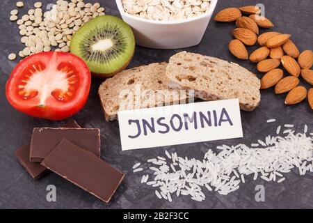 Beste nahrhafte natürliche Nahrung für gesunden Schlaf. Konzept der Zutaten mit Melatonin und Tryptophan Stockfoto