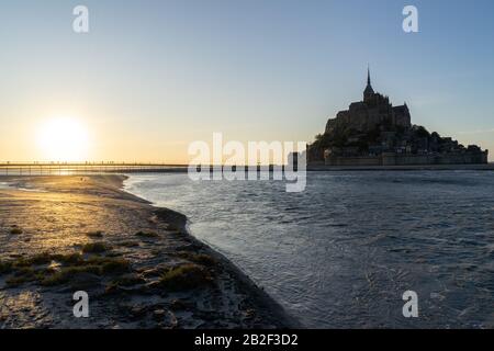 Sonnenuntergang am Mont-Saint Michel, während die Flut in der Normandie, Frankreich, kommt Stockfoto