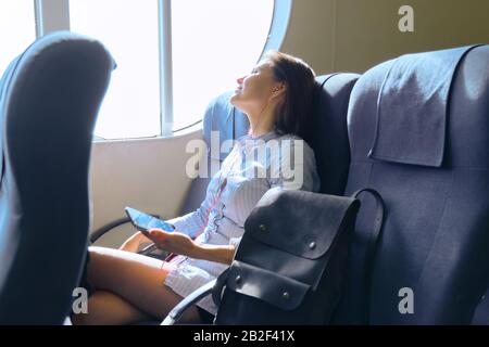 Passagier der Seefähre reifere Frau, die in der Bootskabine unterwegs ist. Stockfoto