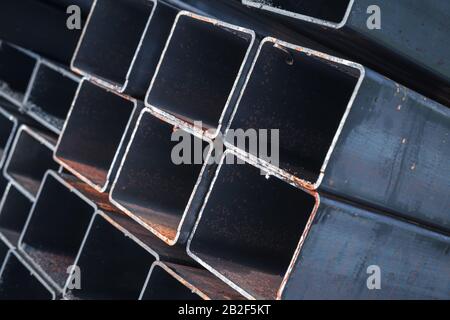 Gestapelte Walzmetallprodukte, Stahlrohre mit rechteckigem Querschnitt Stockfoto