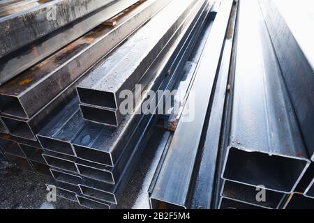 Der Stapel gewalzter Metallprodukte befindet sich in einer Lageransicht von Stahlrohren mit rechteckigem Querschnitt Stockfoto