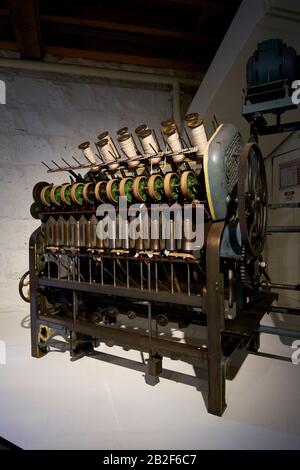 Eine Darstellung eines antiken Webstuhls. Im National Wool Museum in Geelong, Victoria, Australien. Stockfoto