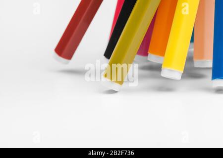 Farbige Markierungen isoliert auf weißem Hintergrund. Kreatives Foto. Stockfoto