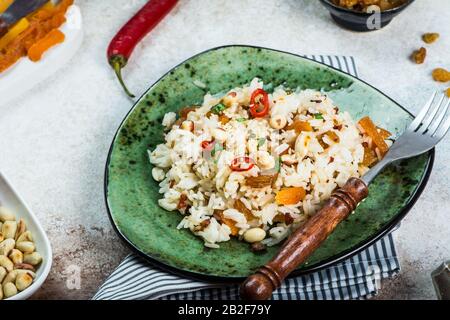 Indische Küche Biryani-Reis und Curry. Ramadan-Essen. Basmati-Reis. Indisches Speisekonzept. Arabische Küche. Erdnuss und Chili. Rosinen, getrocknete Aprikosen Stockfoto