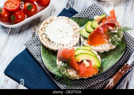 Gesalzenes Lachsfilet mit Knäckebrot und Avocado. Aromatische Kräuter, Gewürze und Gemüse - gesundes Essen, Diätkonzept: Kirschtomate, Superfood, Open s Stockfoto