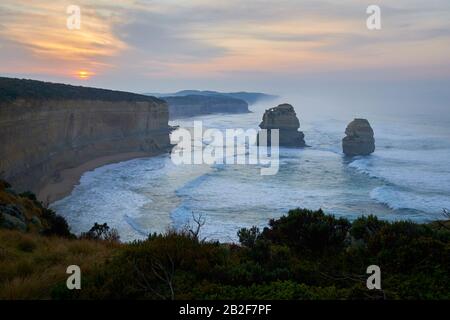 Ein nebeliger, trüblicher Sonnenaufgang. An den 12 Aposteln entlang der Great Ocean Road, Victoria, Australien. Stockfoto