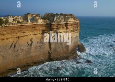 Die Razorback-Felsformation mit dem Sonnenuntergang entlang der Great Ocean Road, Victoria, Australien. Stockfoto