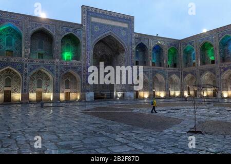 Kleiner Junge im Winter in der Sher Dor Madrasah, wenn die Lichter aufleuchten, Registan, Samarkand, Usbekistan Stockfoto