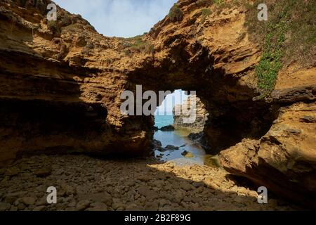 Ein Loch an der Felsformation Grotto entlang der Great Ocean Road, Victoria, Australien. Stockfoto