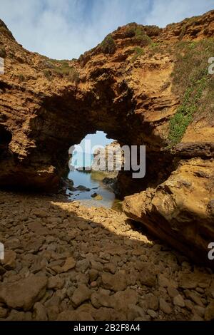 Ein Loch an der Felsformation Grotto entlang der Great Ocean Road, Victoria, Australien. Stockfoto