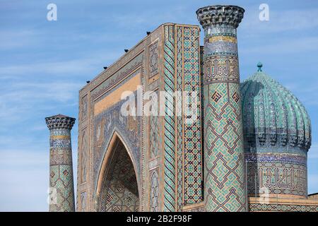 Details zu Sher dor Madrasa, Registan, dem Herzen der antiken Stadt Samarkand - Usbekistan Stockfoto