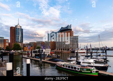 Hamburg, Deutschland - 4. August 2019: Blick auf den Hamburger Hafen und die Elbphilharmonie bei Sonnenuntergang im Sommer. Stockfoto