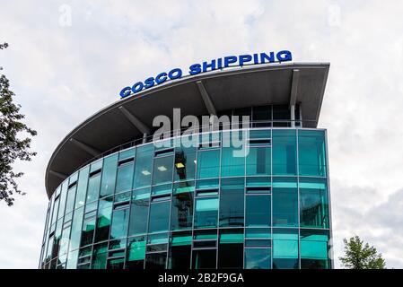 Hamburg, Deutschland - 4. August 2019: Außenansicht des modernen Bürogebäudes aus Glas. Cosco Shipping Company Stockfoto