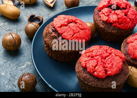 Hausgemachte köstliche Muffins mit Nüssen und Schokolade. Stockfoto
