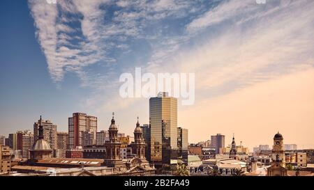 Skyline von Santiago de Chile bei Sonnenuntergang, Chile. Stockfoto