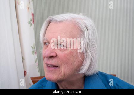 Innenporträt eines älteren Mannes mit einem entschlossener Optik Stockfoto
