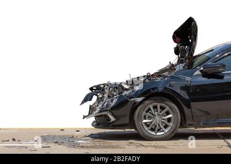 Die Vorderseite des schwarzen Autos wurde auf der Straße durch einen Unfall beschädigt. Isoliert auf weiß. Mit Beschneidungspfad gespeichert Stockfoto