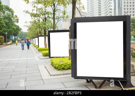 Leere große weiße Werbetafel mit abstraktem Weichzeichnungshintergrund. Für Design- und Werbekonzept Stockfoto