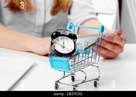 Großer Wecker im Warenkorb auf einem Tisch Stockfoto