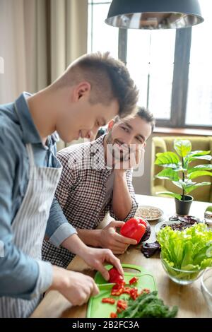 Ehepaar in der Küche, das seine eigenen Speisen zubereitete. Stockfoto