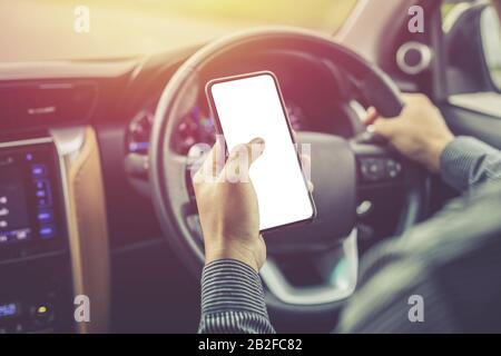 Mann fährt modernes SUV-Auto auf der Straße. Das Lenkrad in die Hand nehmen. Ansicht von der Rückseite Stockfoto