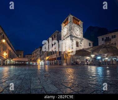 Kotor, Montenegro. Historischer Uhrturm in Der Altstadt in der Abenddämmerung Stockfoto