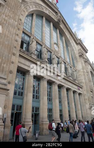 Die bogenförmige Fassade des Bahnhofs Gare du Nord in Paris, Frankreich Stockfoto