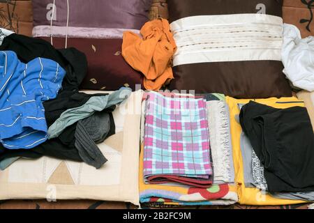 Zerknittertes Leinen und Kleidung zum Bügeln, im Innenbereich Stockfoto