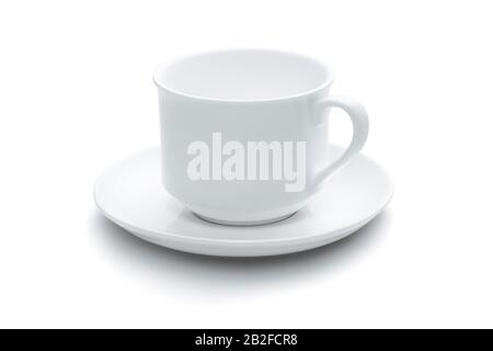 Seitenansicht einer leeren Kaffeetasse auf einer Untertasse, isoliert auf weißem Hintergrund Stockfoto